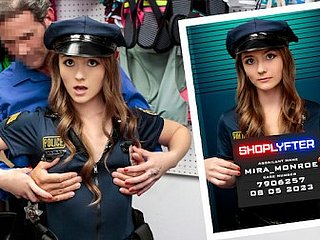 Rip-off artist Police officer palsu berharap pegawai pencegahan kehilangan akan mempunyai ayam kecil - shlyfter
