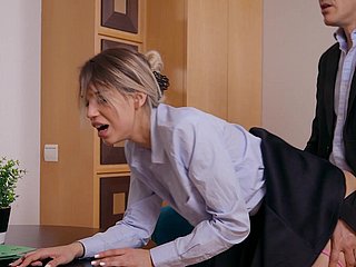 Elena Vedem geniet tijdens seks not far from doggy stijl op kantoor