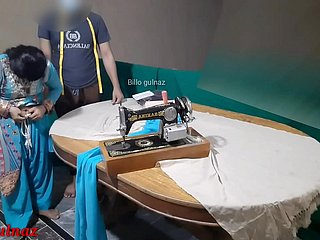 Desi Housewife Fucked At the end of one's tether Reshape Sangat Panas dan Jelas Hindi Audio.Desi Indian Bhabhi pergi untuk mendapatkan pakaian yang dijahit kemudian jahit Fucked dia
