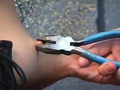 hermosa niña en un corsé BDSM es azotado groom unos alicates
