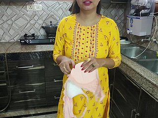 Desi bhabhi membasuh pinggan mangkuk di dapur kemudian saudaranya dalam undang -undang datang dan berkata bhabhi aapka chut chahiye kya dogi hindi audio