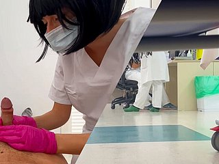 새로운 젊은 학생 간호사는 내 성기를 확인하고 나는 Boner가 있습니다.