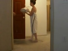 아마추어 배달 남자에 대한 그녀의 수건을 삭제