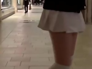 バイブレーターとショッピングモールの中を歩いティーン