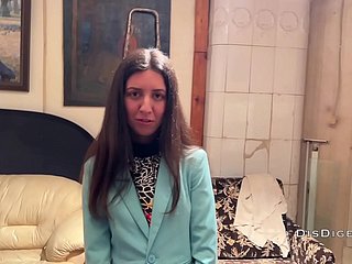 Odebrał skromną dziewczynę w teatrze i rozwiedziła się na seks w galerii sztuki