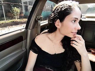 私の親友は毛むくじゃらの猫を持っているので、彼女は私を性交することを恥じています