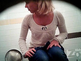 Voyeur thành công Photograph của nhà vệ sinh. Xem từ hai máy ảnh.