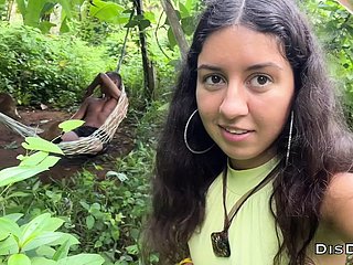 Shivering fille s'est perdue dans Shivering jungle et a trébuché sur un sauvage qui l'a baisée