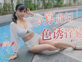 남편이 집에 있지 않은 동안 정욕적인 아시아 아내가 가정부를 유혹했습니다 -Cockold 남편