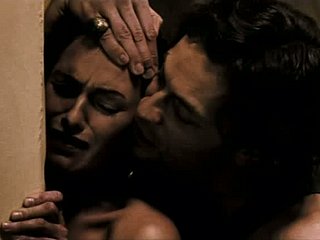 Hermosa famosa Lena Headey es golpeado contra la pared - escena '300'