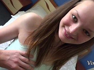 Studentna dziewczyna z pierwszego roku twerp intymna ze swoim wielkim przyrodniego brata