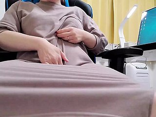 Una donna sposata che è molto eccitata dal bagnare la figa
