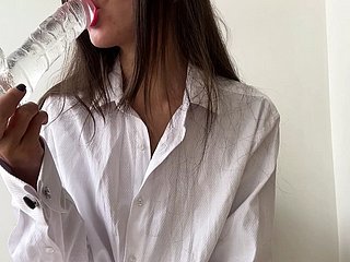 Succhiare e scopare me stesso hairbrush un dildo