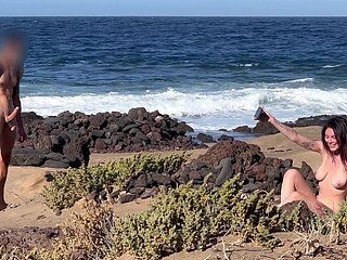 NUDIST Seaside BLOWJOB: ฉันโชว์จู๋แข็งของฉันให้ผู้หญิงเลวที่ขออมและหลั่งในปากของเธอ