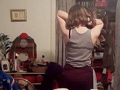 Femme en acquaint de Changer dans la Chambre à coucher