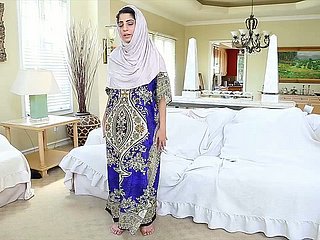 مدمنة على النشوة الجنسية الفتاة العربية نادية علي تلعب مع بوسها العصير