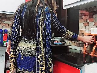 家庭主妇在厨房里被戴绿帽子的丈夫操了