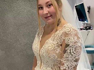 ロシアの夫婦は抵抗できず、ウェディングドレスを着たままセックスした。