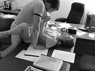 Defender minik sekreterini ofis masasında sikiyor ve bunu gizli kamerayla filme alıyor
