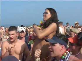 Migające pack girls się po omacku ​​na plaży