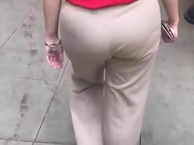 तन पोशाक पैंट VPL में बिग लूट मैक्सिकन GILF