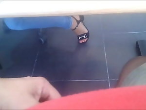میز کے تحت چمکتا