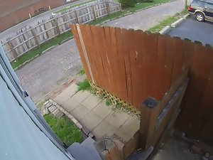 Asing buang puff kecil (Nest Cam menangkap wanita kencing Columbus, Ohio)