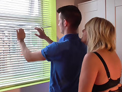 suri rumah matang British Amy menghisap dan mengongkek