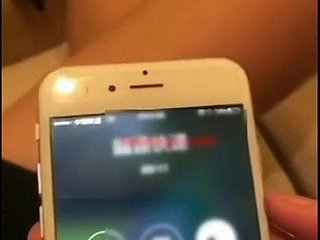 La bella mujer rompió deliberadamente el vibrador y preguntó.