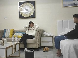 Красивая женщина выходит открыть дом. Китайские женщины очень счастливы