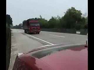 Chińczyk i jego dziewczyna uprawiają seks w samochodzie przy autostradzie