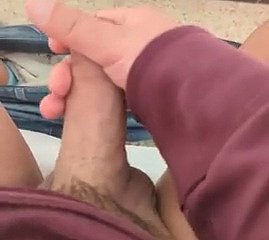 Geil en eenzaam = ruige handjob en pikspanking.