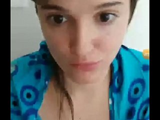 فتاة متلصصة تصبح مهملة