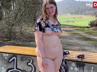 Vollbusige Amateurin im Wald gefickt