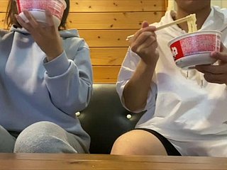 与男友在家约会更深入：......
