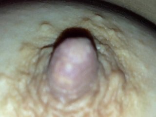 一边抚摸中国女友的胸部。
