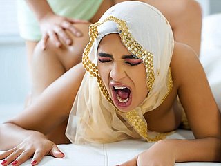 Moslimschatje met sappige tieten - Babi-ster buigt voorover en neemt een dikke lul hither haar kont - Hijab-aansluiting