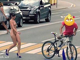 Versteckte Kamera filmt Jeny beim Ausziehen in der Öffentlichkeit