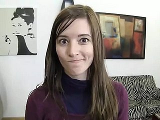 Linda gata masturbando um pau grande em POV