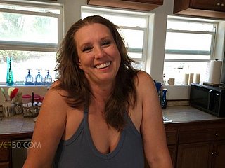 Una matrigna milf molto low-spirited impara a giocare a carte e dà al figliastro una lezione di sesso.