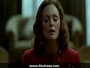جوليان مور ذات الشعر الأحمر الساخن تمارس الجنس مع رجل في مشهد جنسي ساخن