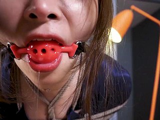 Secrétaire en soie noire confess b confront 4K