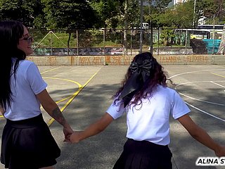 Dua siswa pemberontak keluar dari kelas untuk bersenang-senang lesbi yang penuh gairah