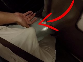 Une MILF blonde inconnue attrape mummy bite dans le métro