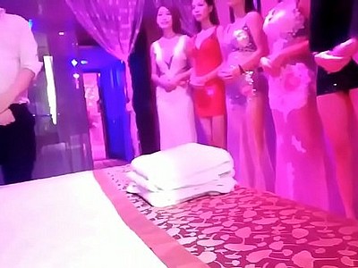 国产KTV包厢内点小姐，美女很卖力的口交配合，，更多现场直播见V 1810579955
