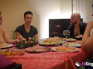 Weihnachtsfamilie Abendessen Witha einen Twist