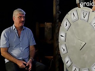 Genç dominatrix büyük memeli kız cezalandırır