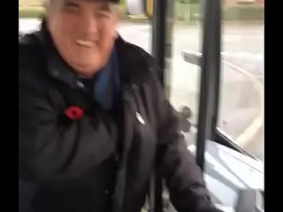 Пытаюсь вытащить бабушку за рулём моего автобуса