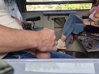 DickFlash В поезде Незнакомка показывает сиськи, наблюдая за ее мастурбацией
