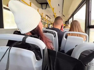 Незнакомка подрочила и отсосала мне в автобусе, полном людей